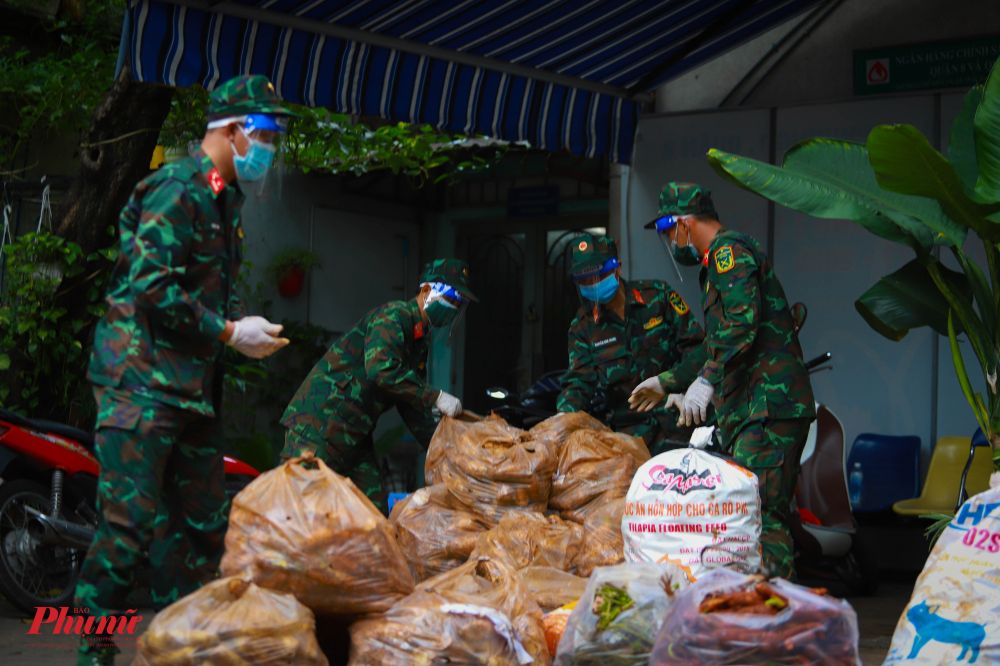Các chiến sĩ bộ đội phân loại hàng hóa và vận chuyển ra xe giúp đơn vị phân phát thực phẩm