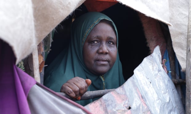 Fadumo Ali Mohamed tại một trong những trại ở Mogadishu dành cho những người phải di dời. Ảnh: Mohamud Utaama / The Guardian