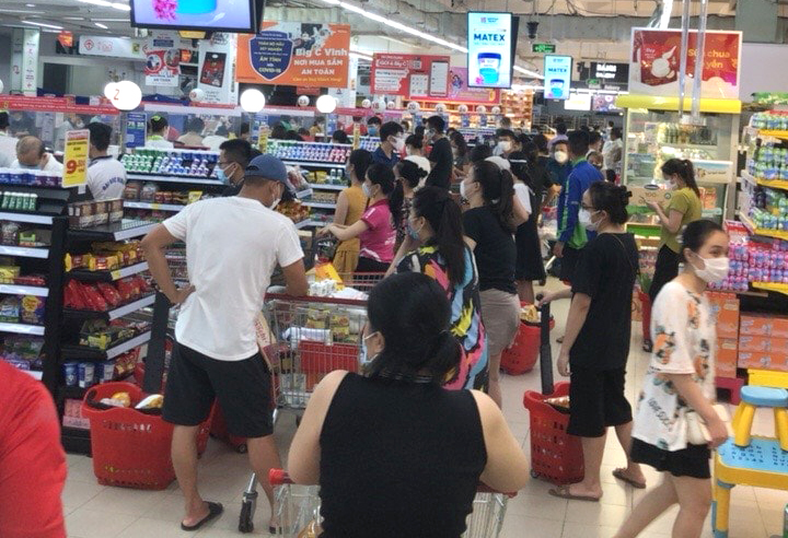 Người dân TP. Vinh đổ xô đi siêu thị mua thực phẩm tối 22/8, trước thời điểm yêu cầu ở yên trong nhà