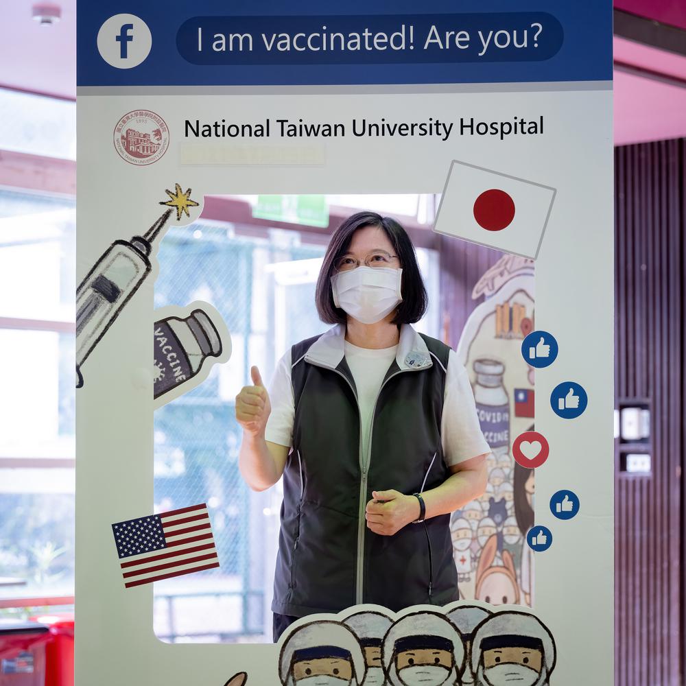 Tổng thống Đài Loan Thái Anh Văn chụp ảnh kỷ niệm tại Bệnh viện Đại học Đài Loan, nơi bà được tiêm mũi Medige đầu tiên. Ảnh: AP