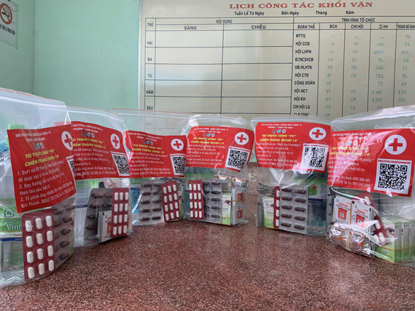 Túi thuốc của phường 1, quận Tân Bình đều có số điện thoại, mã QR nhằm kịp thời hỗ trợ F0