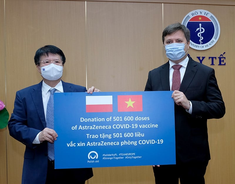 Sáng 23/8, Thứ trưởng Trương Quốc Cường thay mặt Bộ Y tế tiếp nhận lô vắc xin phòng COVID-19 AstraZeneca do Chính phủ Ba Lan trao tặng.