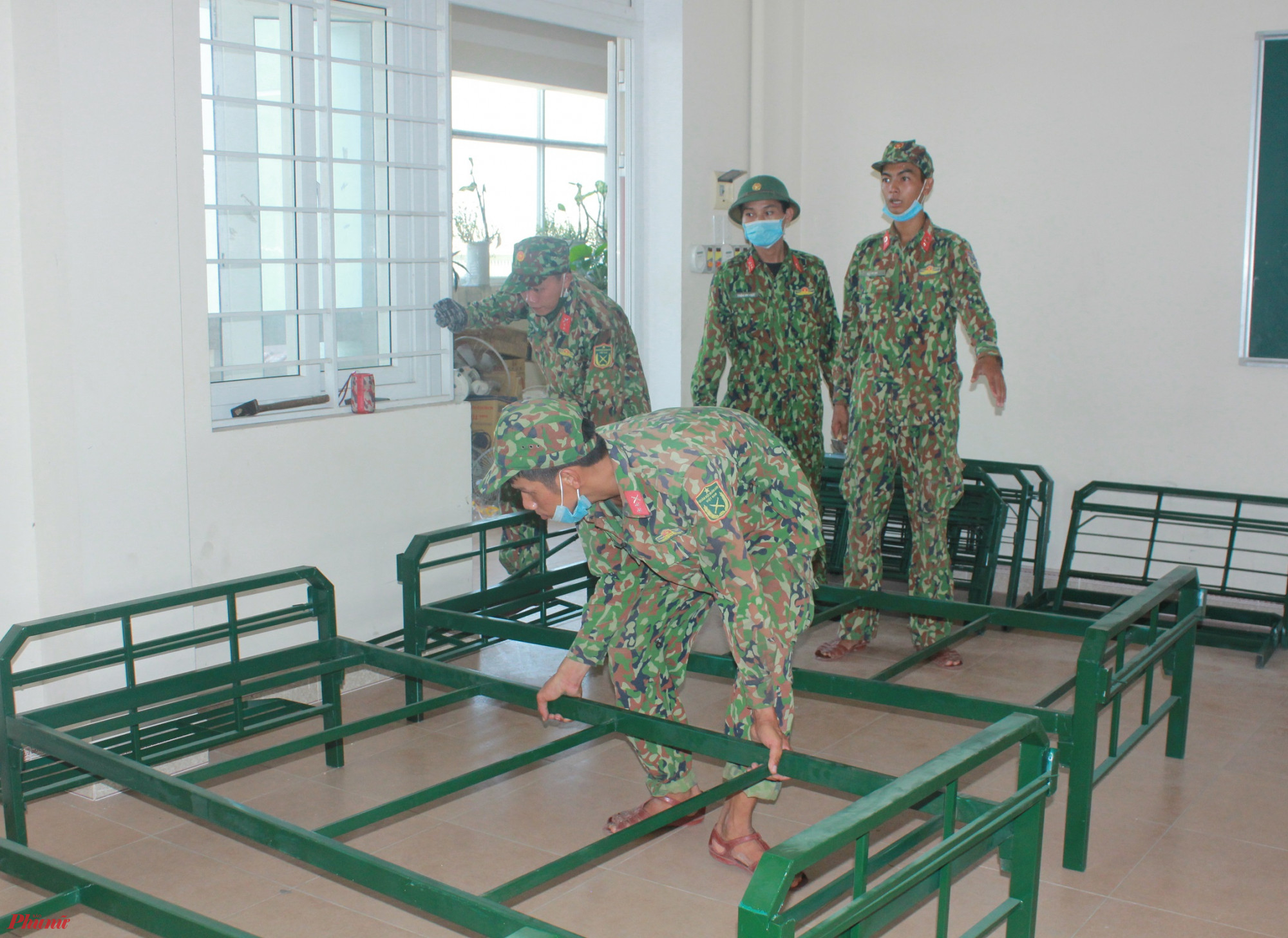 Các cán bộ, chiến sĩ khẩn trương lắp đặt các giường cho bệnh nhân