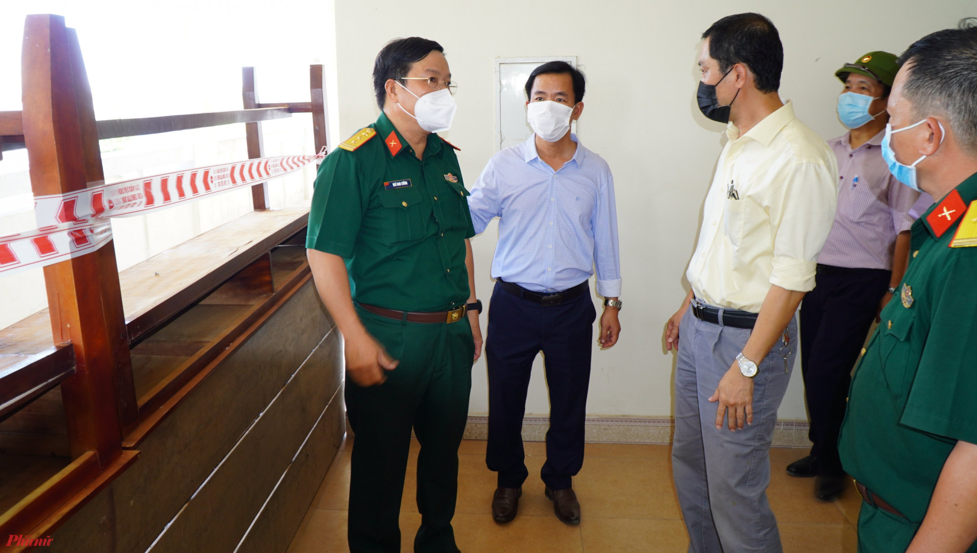 Ông Nguyễn Văn Phương- Chủ tịch UBND tỉnh Thừa Thiên - Huế kiểm tra công tác chuẩn chị đón ca bệnh FO không triệu chứng tại Trường Cao đẳng nghề 23, Bộ Quốc phòng