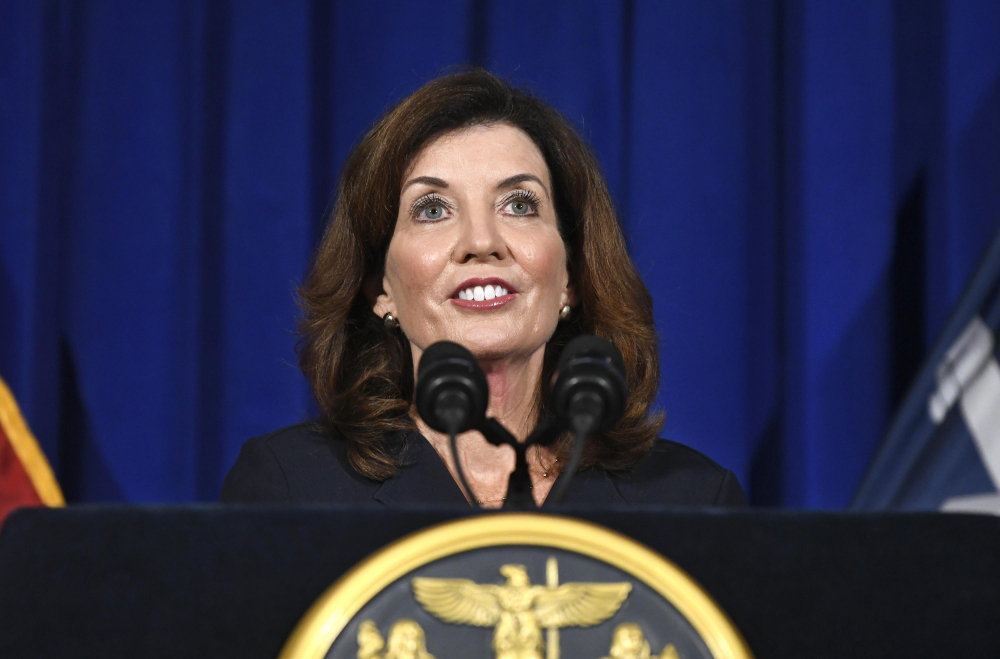 Tân Thống đốc New York Kathy Hochul tại cuộc họp báo tại Capitol của tiểu bang hôm 11/8/2021 sau khi người tiền nhiệm từ chức. Theo kế hoạch, bà sẽ bắt đầu nhiệm kỳ thống đốc New York từ ngày 24/8/2021 - Ảnh: AP