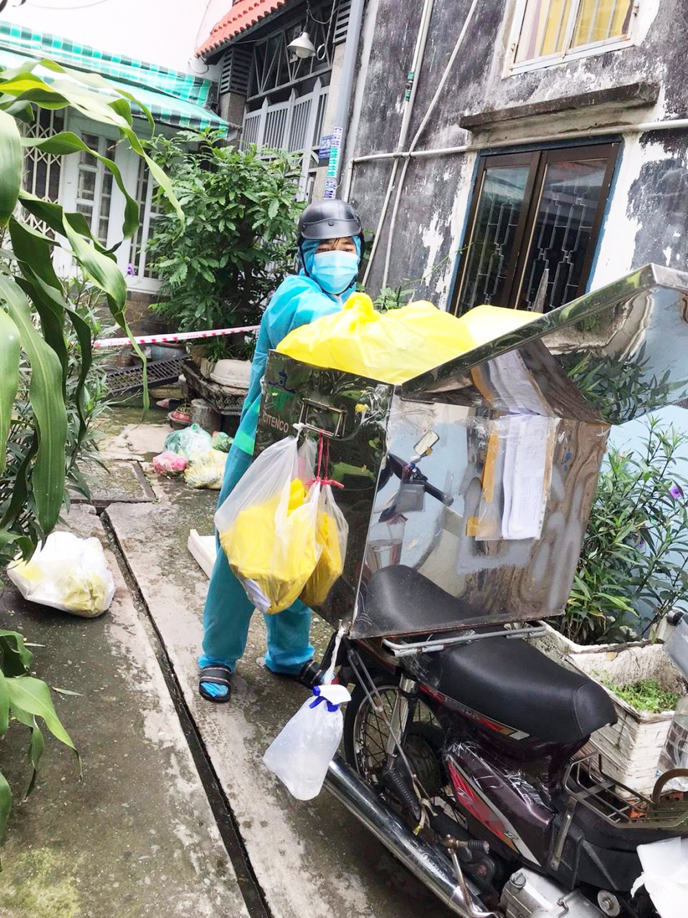 Công nhân Trương Quốc Hào lấy rác tại nhà có người cách ly y tế tại P.Phú Trung, Q.Tân Phú