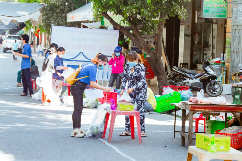  Đội ngũ tình nguyện viên phường Phước Tân đi chợ giúp dân