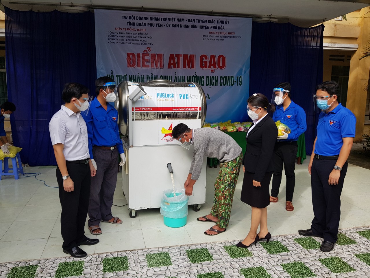 Ngày 24/8, thêm 1.100 hộ có hoàn cảnh khó khăn ở huyện Phú Hòa (Phú Yên) được nhận gạo bằng ATM