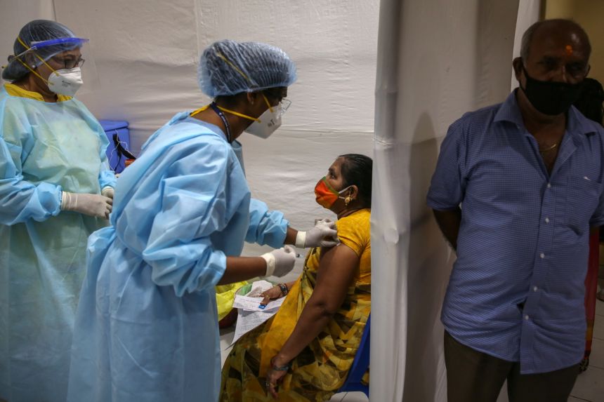 Một phụ nữ được tiêm vắc-xin Covid-19 trong một đợt tiêm chủng hàng loạt ở Mumbai vào ngày 19 tháng 8 năm 2021. 
