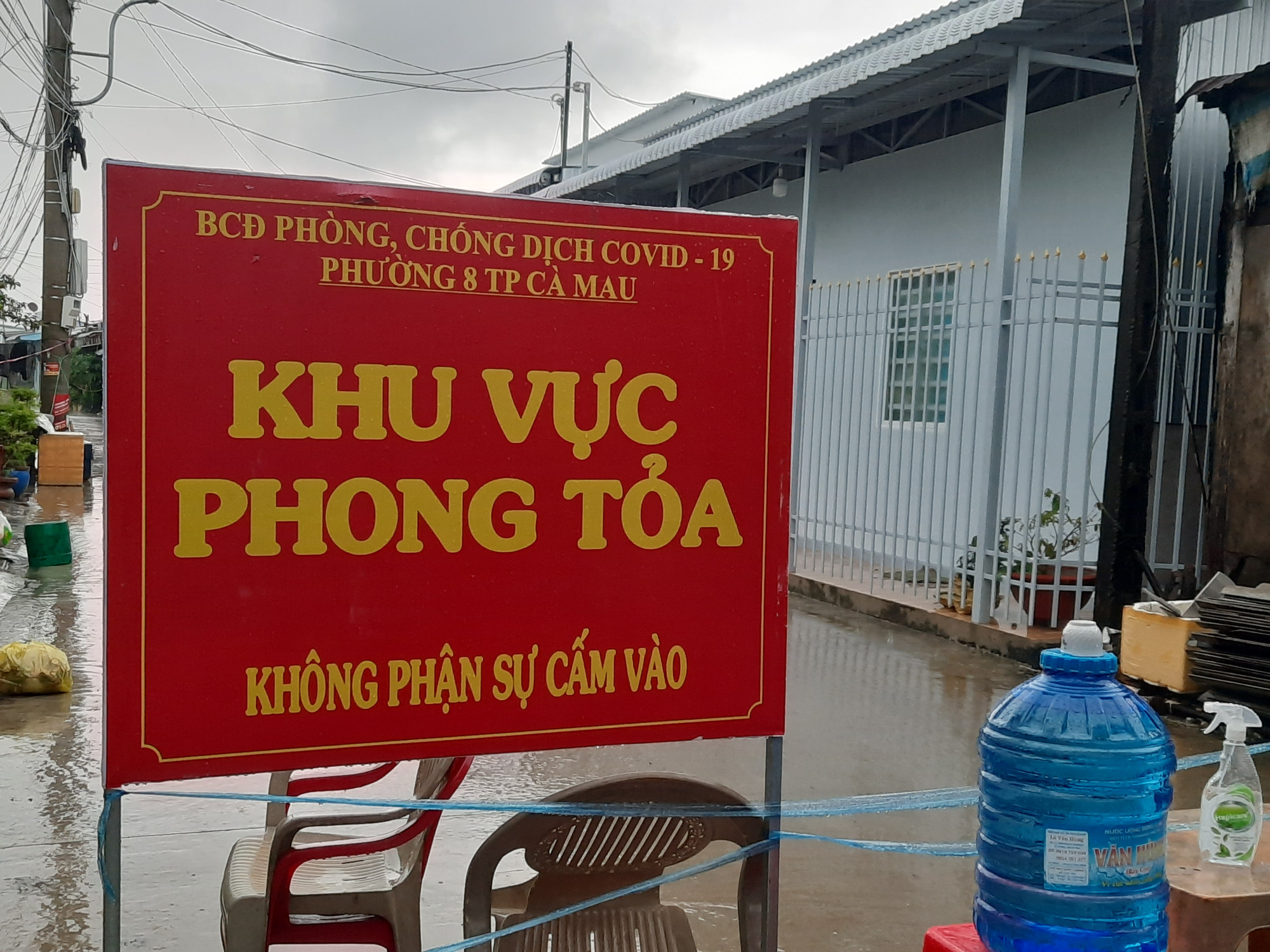 Chốt kiểm soát dịch bệnh tại khu vực hẻm 82/14, đường Nguyễn Thiện Năng, phường 4, TP. Cà Mau.