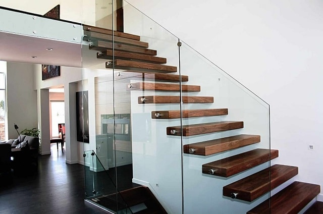 Cầu thang kính cường lực mang lại không gian sang trọng, hiện đại hơn cho ngôi nhà