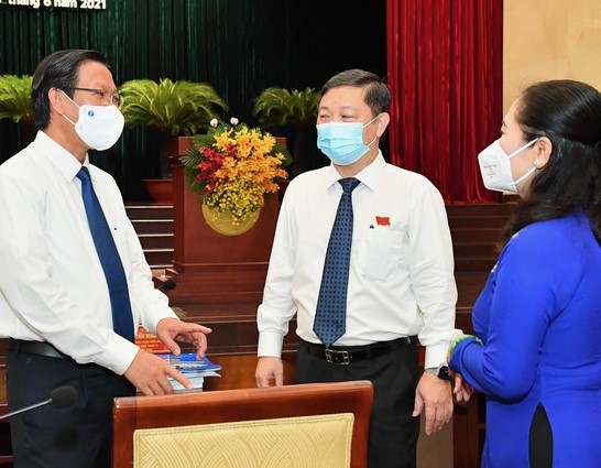 Ông Phan Văn Mãi (trái) trao đổi cùng Chủ tịch HĐND TP Nguyễn Thị Lệ và Phó chủ tịch UBND TP Dương Anh Đức