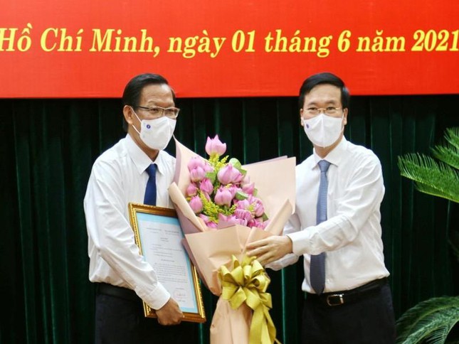 Ông Phan Văn Mãi (trái) nhận quyết định điều động của Bộ Chính trị tham gia Ban Chấp hành, Ban Thường vụ và được phân công giữ chức Phó Bí thư thường trực Thành ủy TPHCM hôm 1/6 vừa qua.