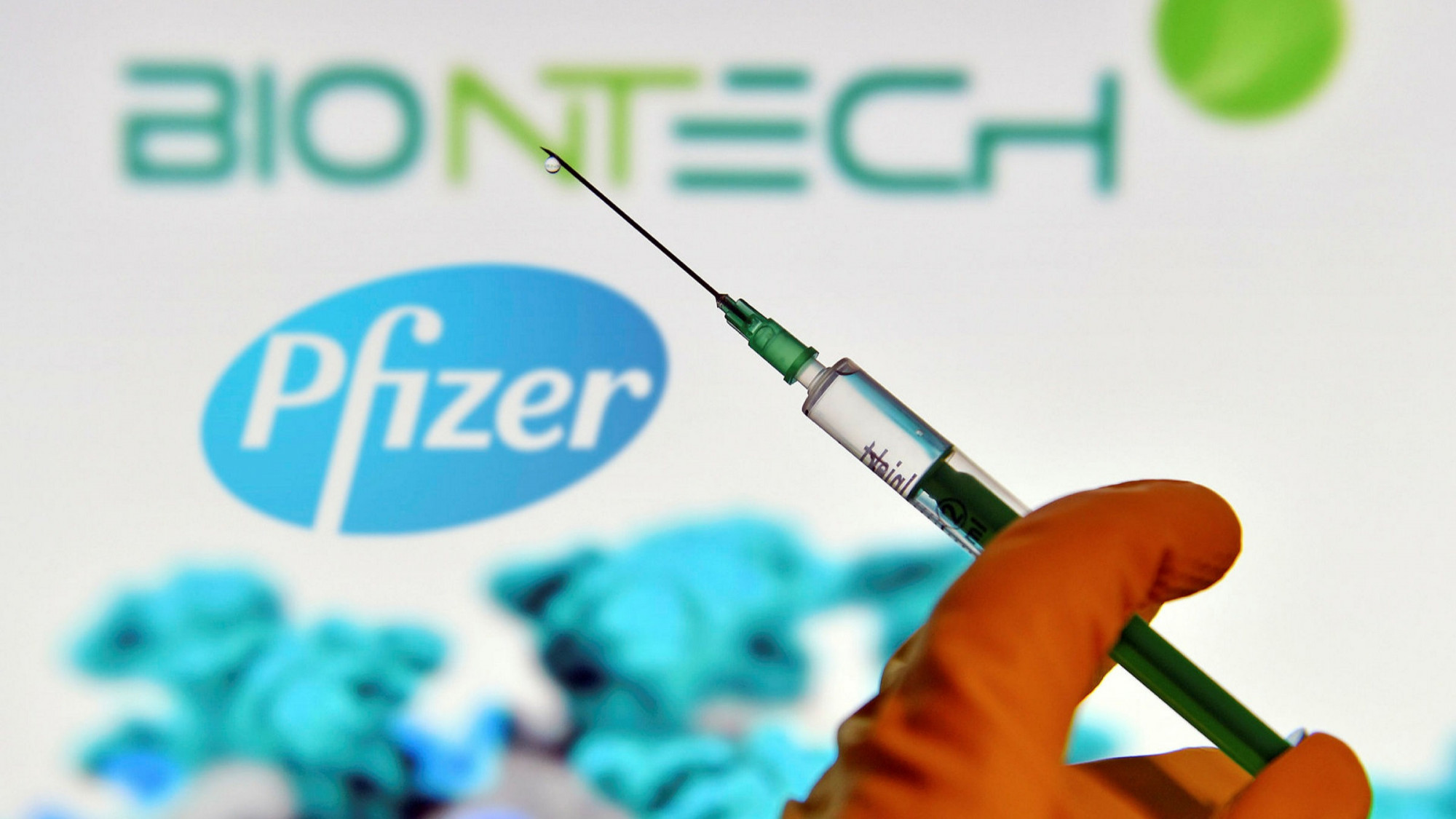 Pfizer / BioNTech là loại vắc xin ngừa COVID-19 đầu tiên được FDA cấp quyền sử dụng. Ảnh AFP