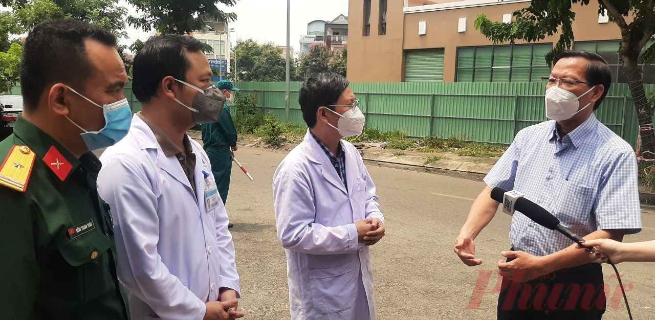 Ông Phan Văn Mãi tại một cuộc kiểm tra công tác phòng chống dịch COVID-19 của TP ở một bệnh viện dã chiến