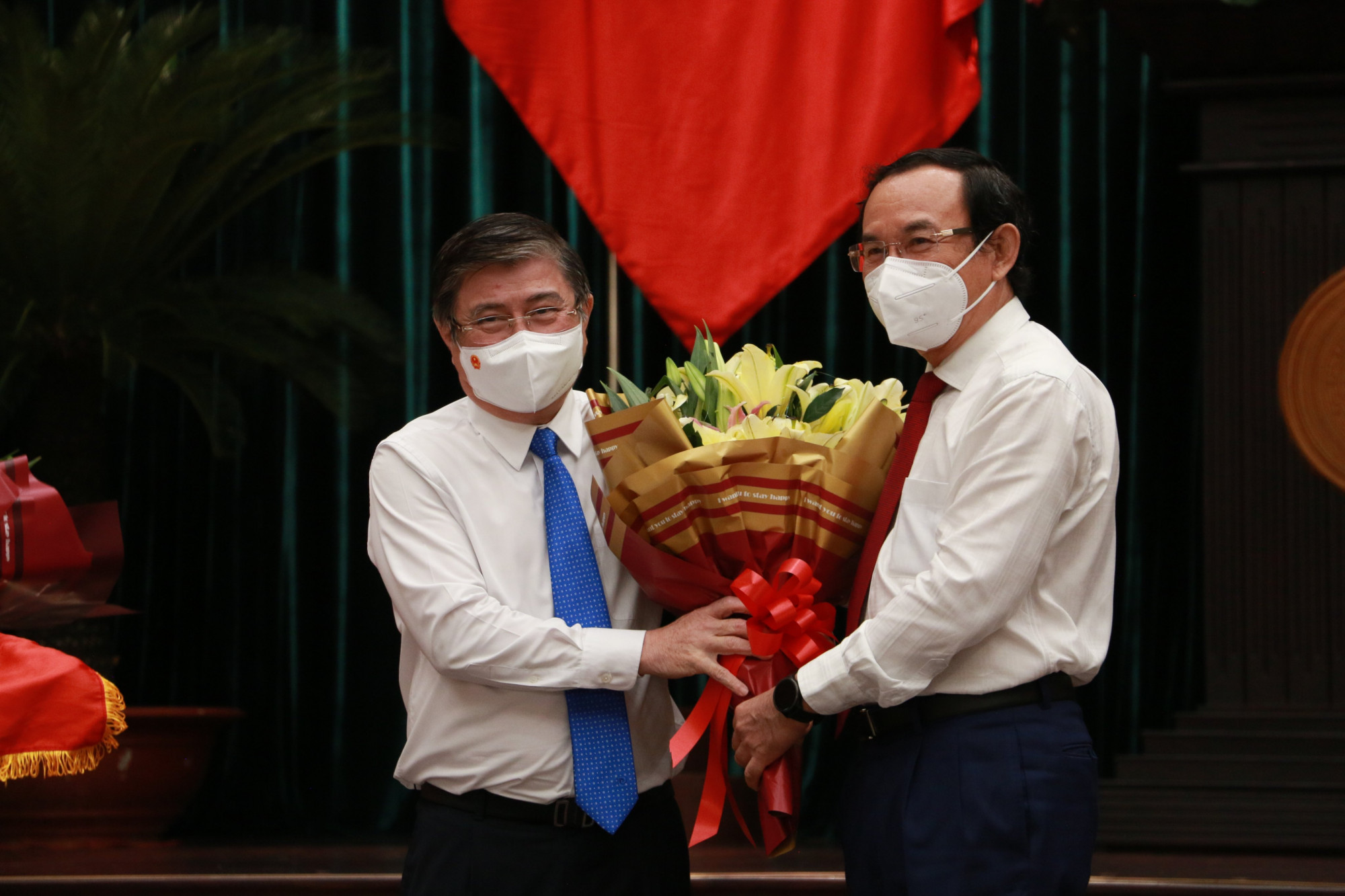 Bí thư thành ủy TPHCM Nguyễn Văn Nên cảm ơn và chúc ông Nguyễn Thành Phong nhận nhiệm vụ công tác mới 