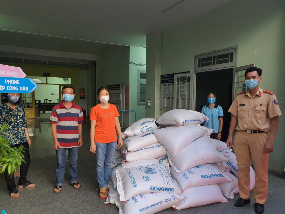 CSGT TPHCM trao tặng gạo cho người dân có hoàn cảnh khó khăn