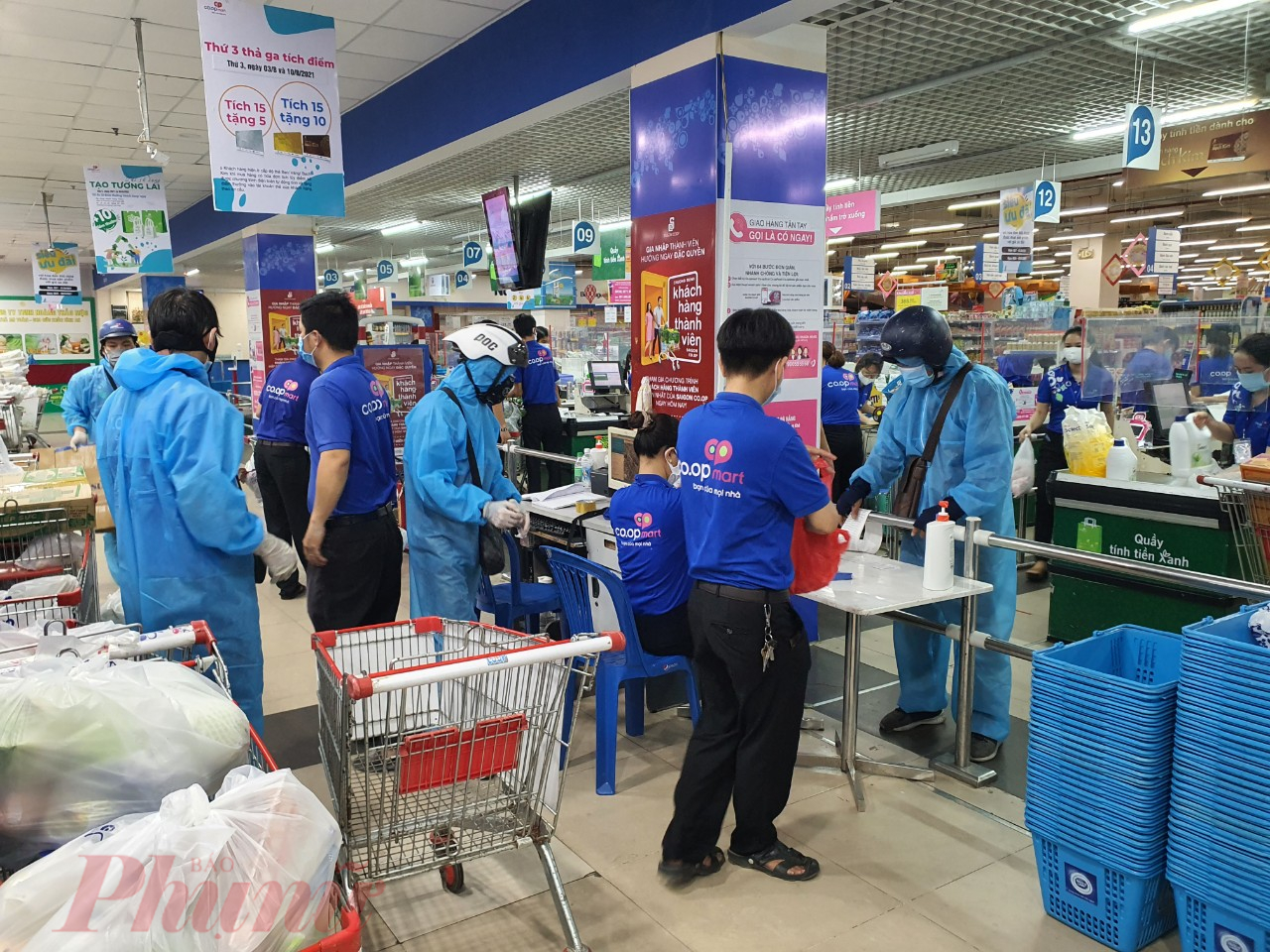 Đến gần trưa nay, nhiều mặt hàng ở Coopmart Đà Nẵng đã hết