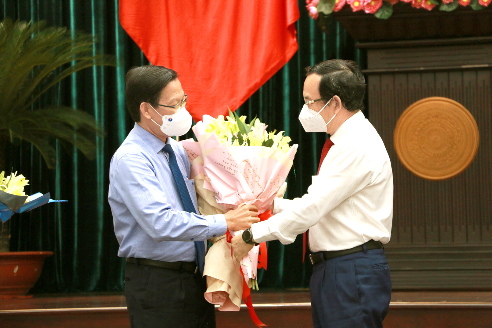 Bí thư Thành ủy TPHCM Nguyễn Văn Nên (phải) chúc mừng Chủ tịch UBND TPHCM Phan Văn Mãi vừa đắc cử