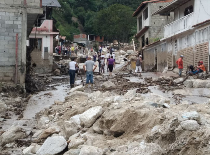 Đường phố đầy bùn đất sau trận lũ quét ở Tovar, bang Merida.