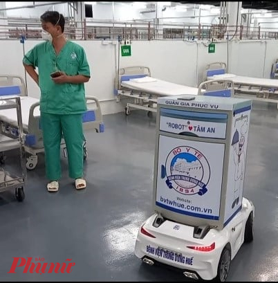 Robot sẽ nói chuyện với bệnh nhân và thông tin tình hình ra bên ngoài. Đồng thời Robot còn vận chuyển thức ăn, đồ uống, vật tư tiêu hao vào phòng bệnh.