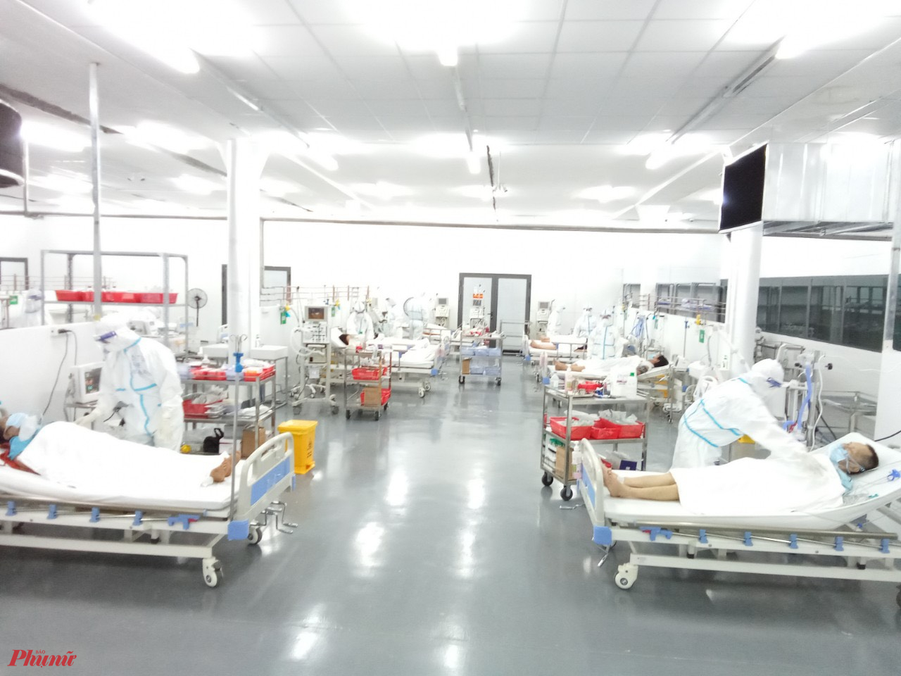 Trung tâm Hồi sức tích cực người bệnh COVID-19 do Bệnh viện T.Ư Huế điều hành còn được trang bị các trang thiết bị quan trọng phục vụ cho công tác điều trị như máy thở chức năng cao, hệ thống thở oxy lưu lượng cao, máy lọc máu, máy ECMO