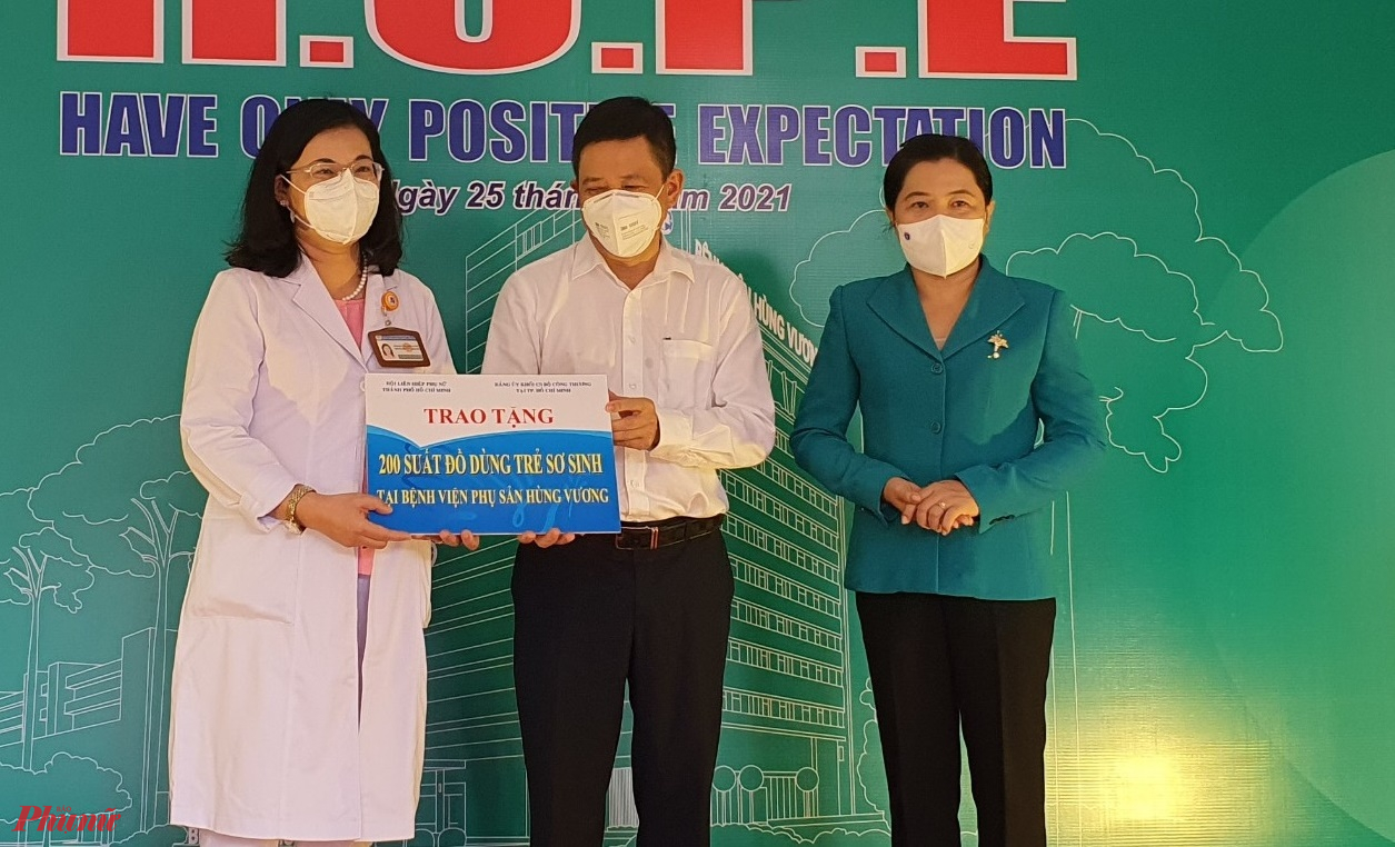 Hội LHPN TPHCM và Đảng uỷ Khối cơ sở Bộ Công Thương trao bảng tượng trưng tặng 200 suất đồ dùng trẻ sơ sinh đến Bệnh viện Hùng Vương