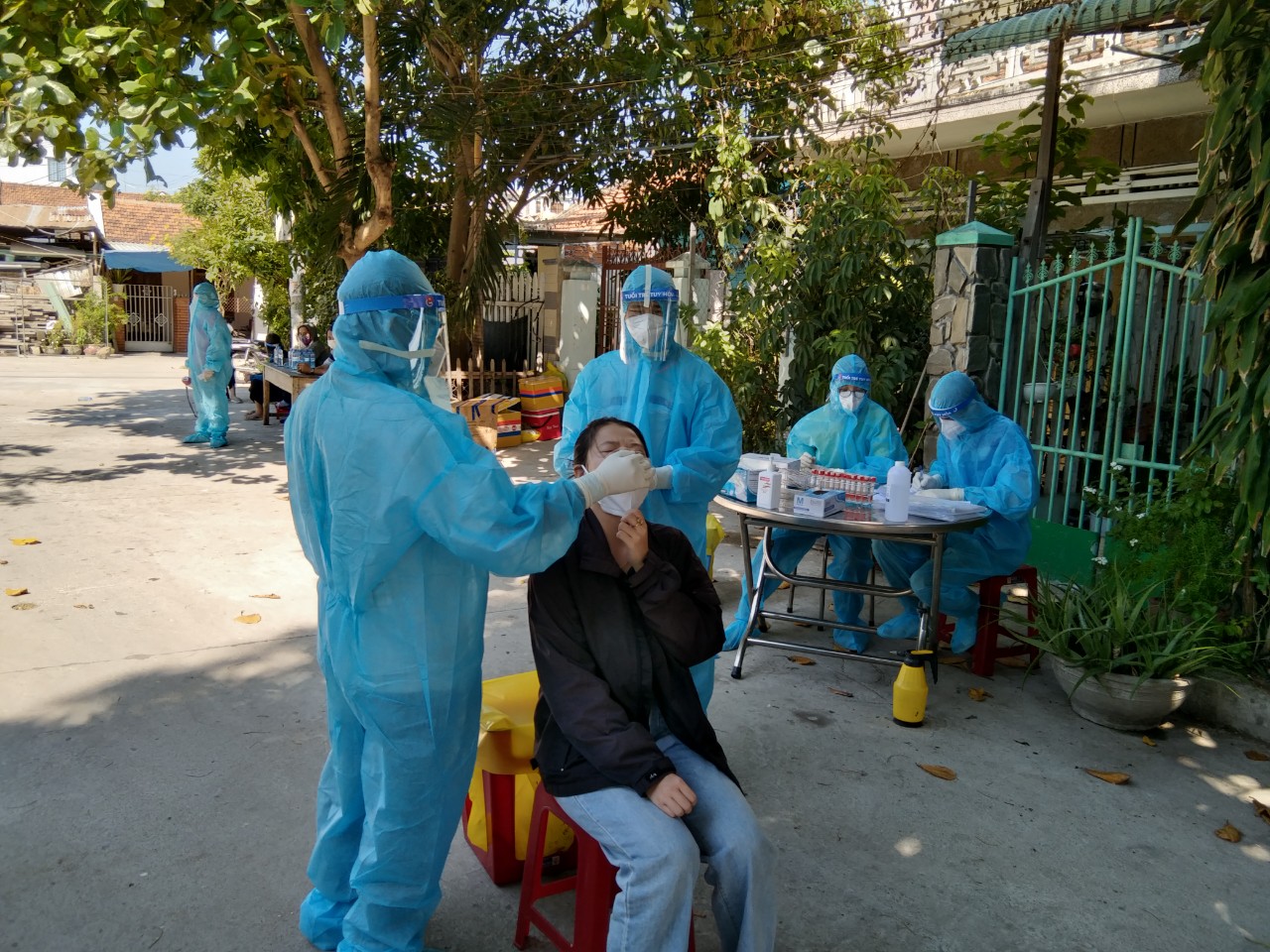 Ngành y tế Phú Yên lấy mẫu xét nghiệm SARS-CoV-2 ở phường 2, TP Tuy Hòa