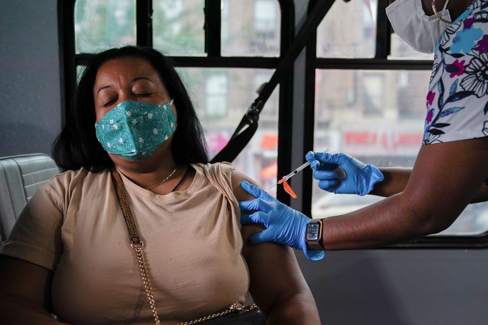 Tiêm vắc xin COVID-19 của hãng Pfizer-BioNTech tại một địa điểm tiêm chủng di động ở quận Bronx Thành phố New York (Ảnh chụp ngày 18/8/2021) - Ảnh: Reuters