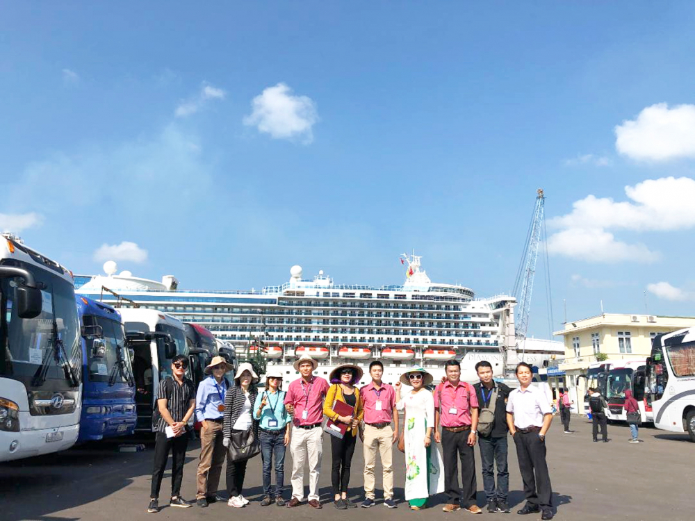 Hướng dẫn viên đón tàu du lịch quốc tế cập cảng Chân Mây (H.Phú Lộc, Thừa Thiên - Huế) trước ngày dịch COVID-19 bùng phát - ẢNH: THUẬN HÓA