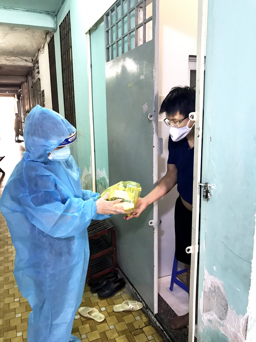 Bác sĩ Học viện Quân y tham gia Trạm y tế lưu động đến khám chữa bệnh tại nhà cho người mắc COVID-1 ở phường 14, quận Tân Bình Ảnh: Hoàng Tuyết
