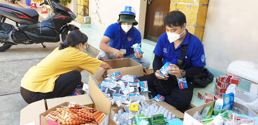 Cán bộ Hội Phụ nữ và Đoàn Thanh niên thị trấn Cần Thạnh phân chia các túi thuốc an sinh để tiếp tế cho dân