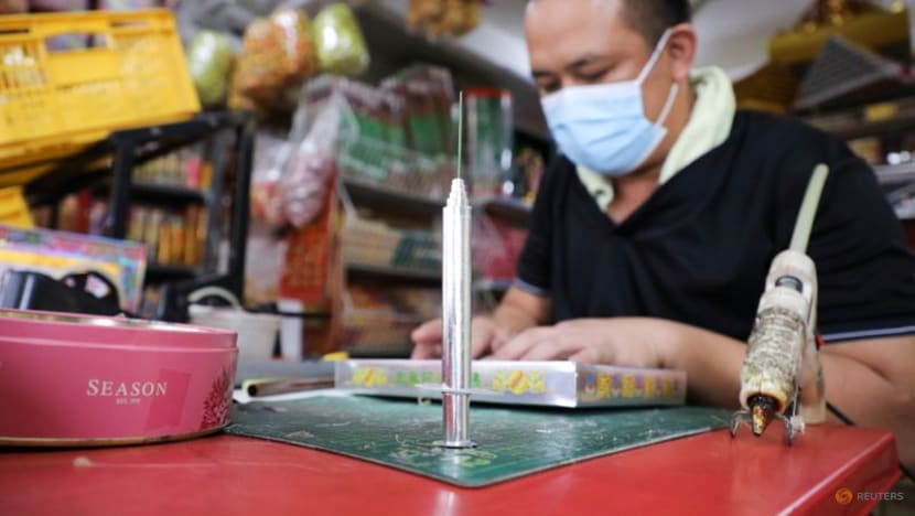 Ông Raymond Shieh đang sản xuất bộ tiêm vắc xin bằng giấy 
