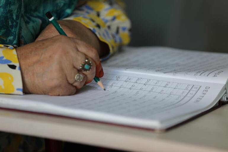 Ở tuổi 70, bà Ayşe Başoğlu mới bắt đầu học đọc, học viết