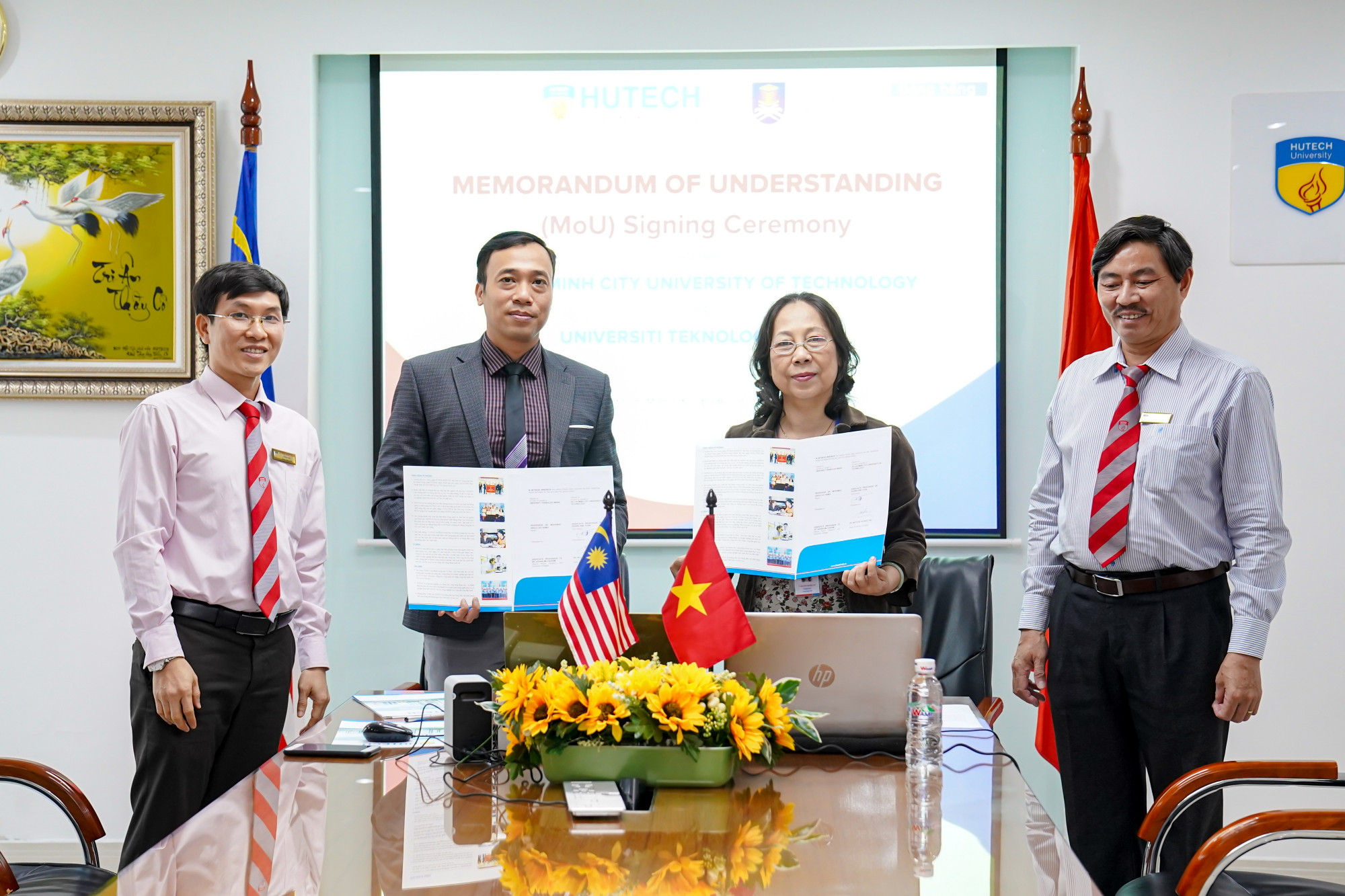 HUTECH ký kết MOU cùng Đại học Mara (Malaysia) theo hình thức trực tuyến - Ảnh: HUTECH