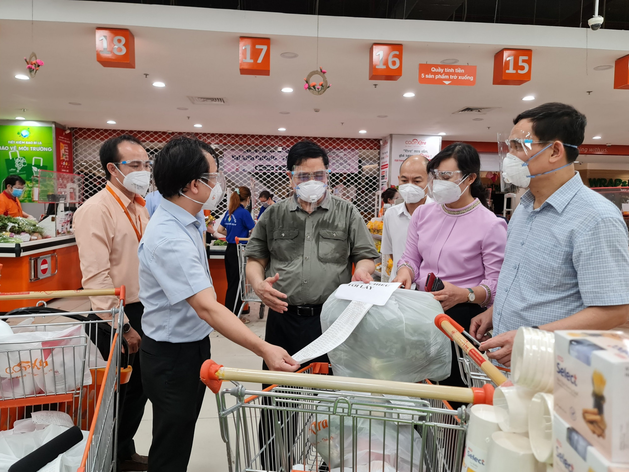 Thủ tướng Pah5m Minh Chính đánh giá cao mô hình đi chợ hộ của TPHCM