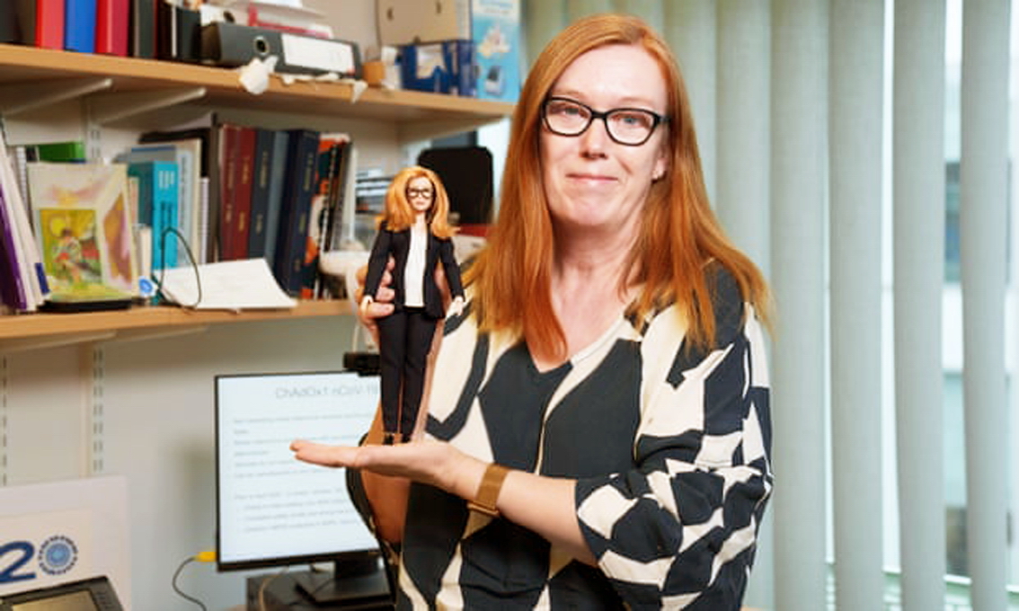 Tiến sĩ Sarah Gilbert và búp bê Barbie mô phỏng hình ảnh của bà