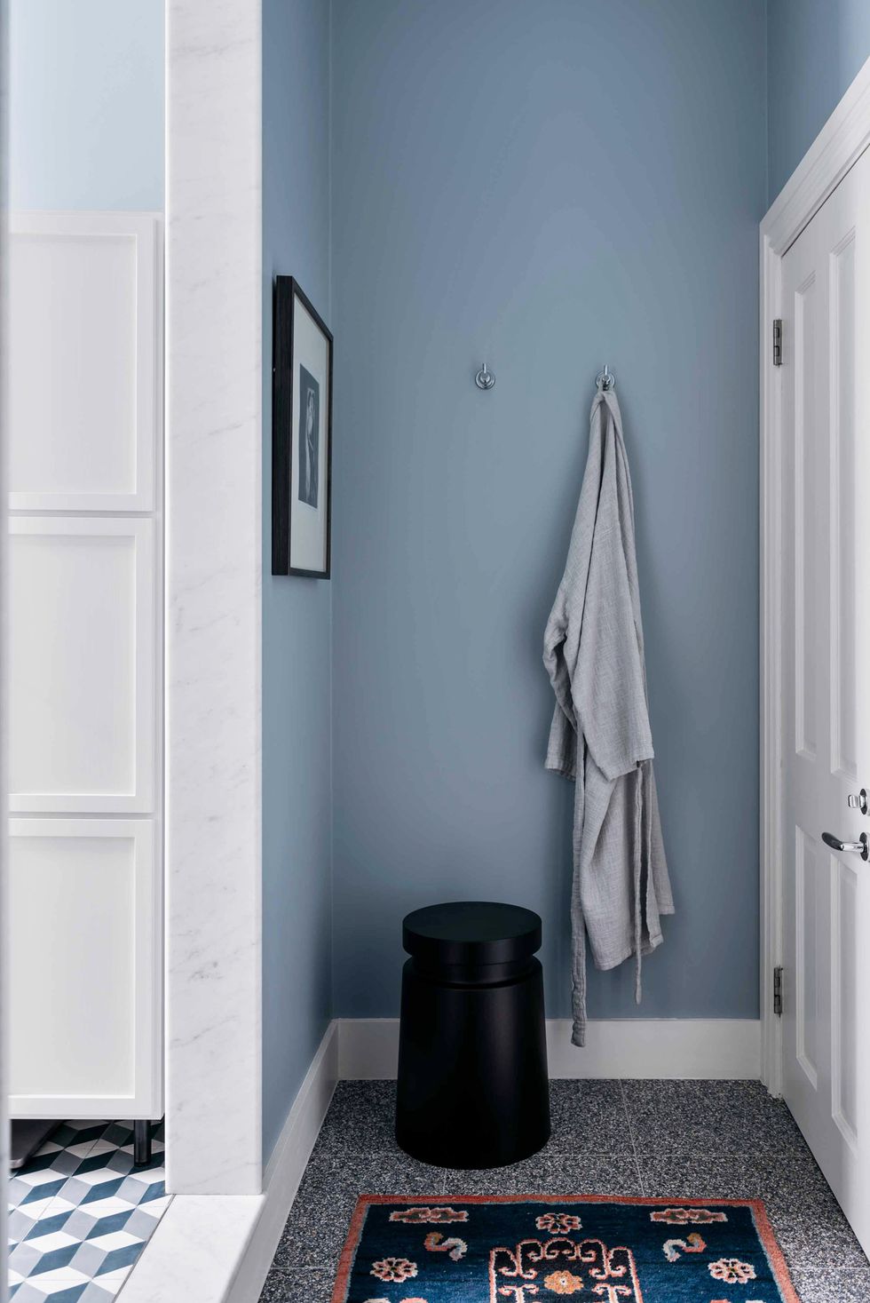Tập trung vào các chi tiết ý tưởng phòng tắm thân thiện với gia đình ẢNH: FELIX FORET; THIẾT KẾ: ARENT & PYKE Ngay cả một thứ đơn giản như treo một chiếc áo choàng cũng có thể tạo nên sự khác biệt. Như đã thấy trong phòng tắm được thiết kế bởi Arent & Pyke này, nó làm cho không gian có cảm giác sống động hơn. Tấm thảm nhỏ theo phong cách Trang trí Nghệ thuật cũng tôn lên tông màu xanh lam xuyên suốt trong khi giới thiệu hoa văn và một chút san hô.