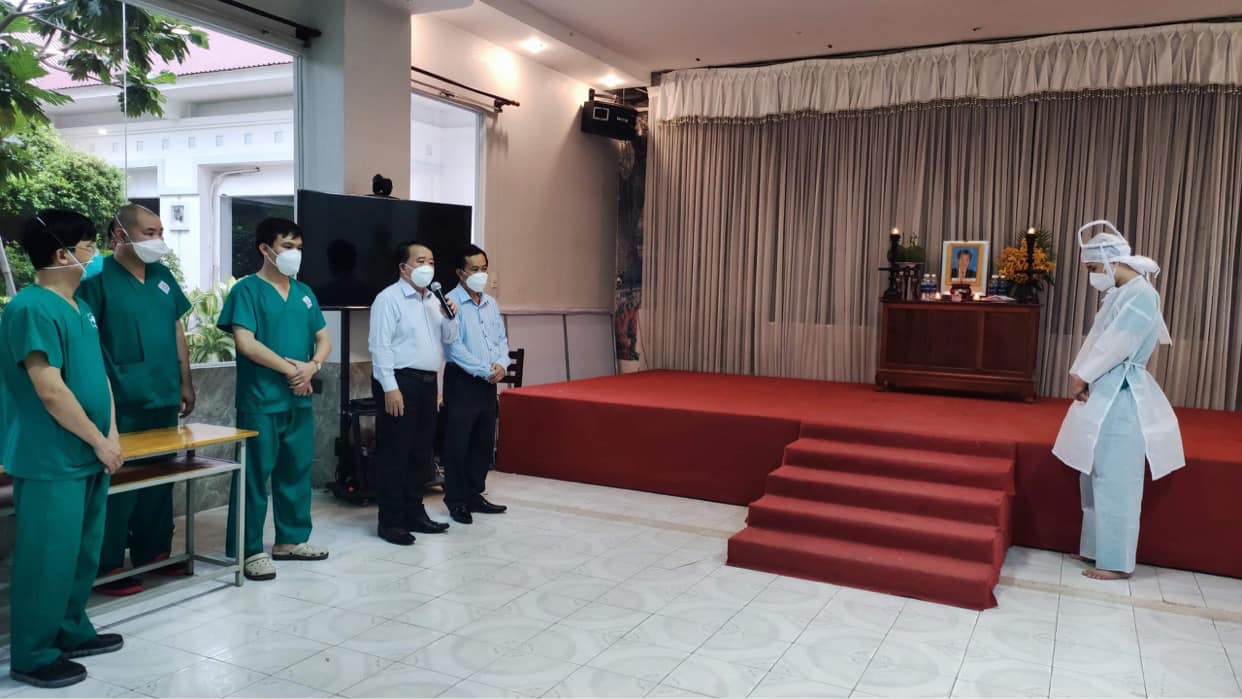 Ngay sau khi nhận được thông tin, rất nhiều lãnh đạo ngành y tế Long An đã đến động viên và chia buồn cùng điều dưỡng Nguyễn ĐìnhHùng. 