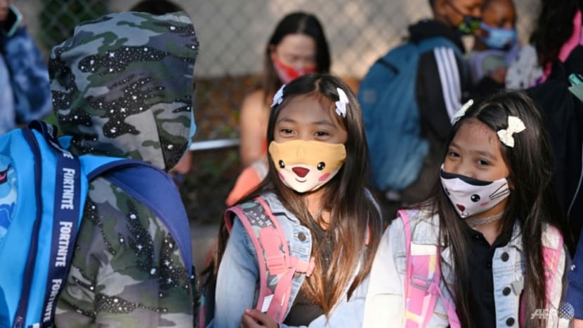 Học sinh và phụ huynh đeo mặt nạ cho ngày đầu tiên của năm học tại một trường tiểu học ở Los Angeles