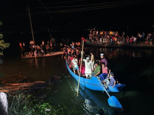 các hoạt động cứu hộ tiến hành sau vụ va chạm hàng hải chết người trên một hồ nước ở phía đông Bangladesh 