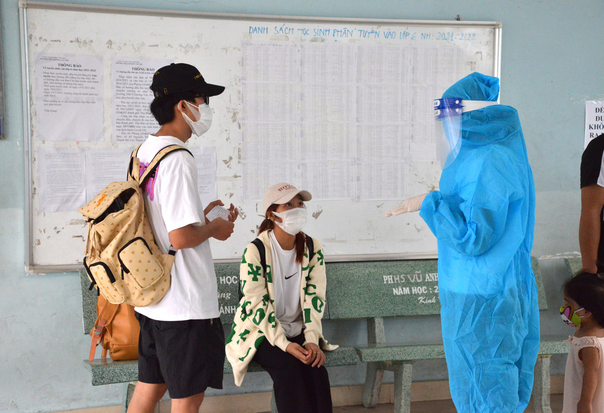 Bác sĩ thăm khám cho người mắc COVID-19 tại khu cách ly phường Bình Chiểu, TP Thủ Đức. Ảnh: Hiều Nguyễn