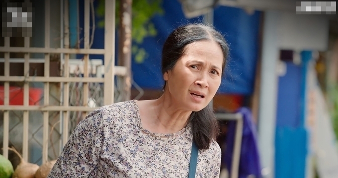 Nhân vật cô Bông do NSND Lan Hương đảm nhận trong phim Cây táo nở hoa