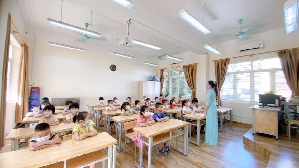 Học sinh lớp 1 của Trường Tiểu học Trần Hưng Đạo (TP Hạ Long) trong ngày đầu tiên đến trường của năm học mới 2021-2022.
