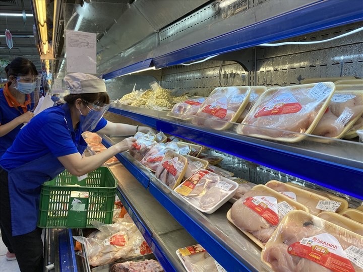 Nhân viên siêu thị Sài Gòn-Satramart ở đường 3 Tháng 2, P.12, Q.10 chuẩn bị hàng hóa chuyển cho chính quyền địa phương ở Q.10 giao lại cho người dân