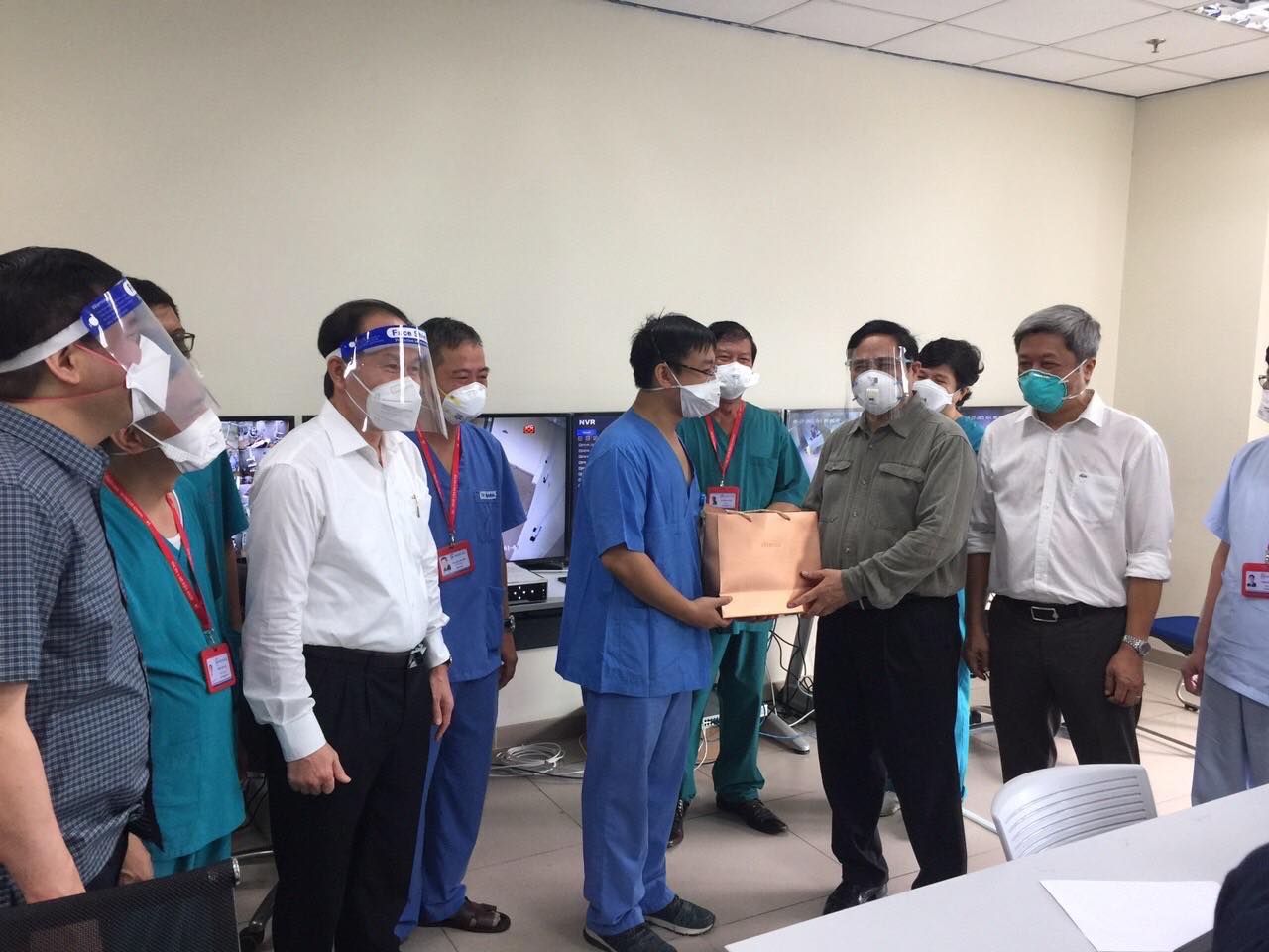 Thủ tướng tặng một phần quà để động viên các y, bác sĩ tại bệnh viện quốc tế Becamex