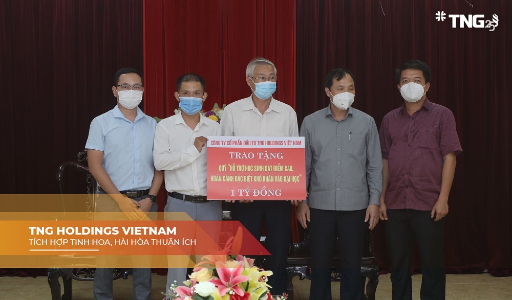 Đại diện Tập đoàn TNG Holdings Vietnam trao tặng 1 tỷ đồng vào Quỹ “Hỗ trợ học sinh đạt điểm cao, hoàn cảnh đặc biệt khó khăn vào học đại học” của tỉnh Hà Tĩnh - Ảnh: TNG cung cấp