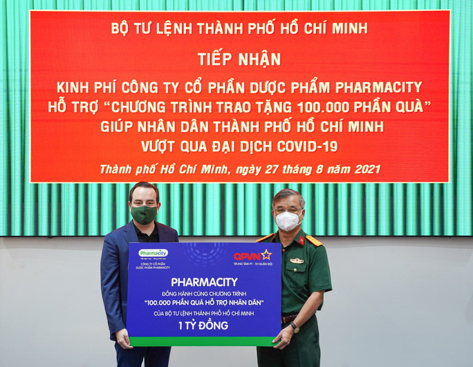 Đại tá Bảo tiếp nhận 1 tỷ đồng từ ông Chris Blank - Ảnh: Pharmacity