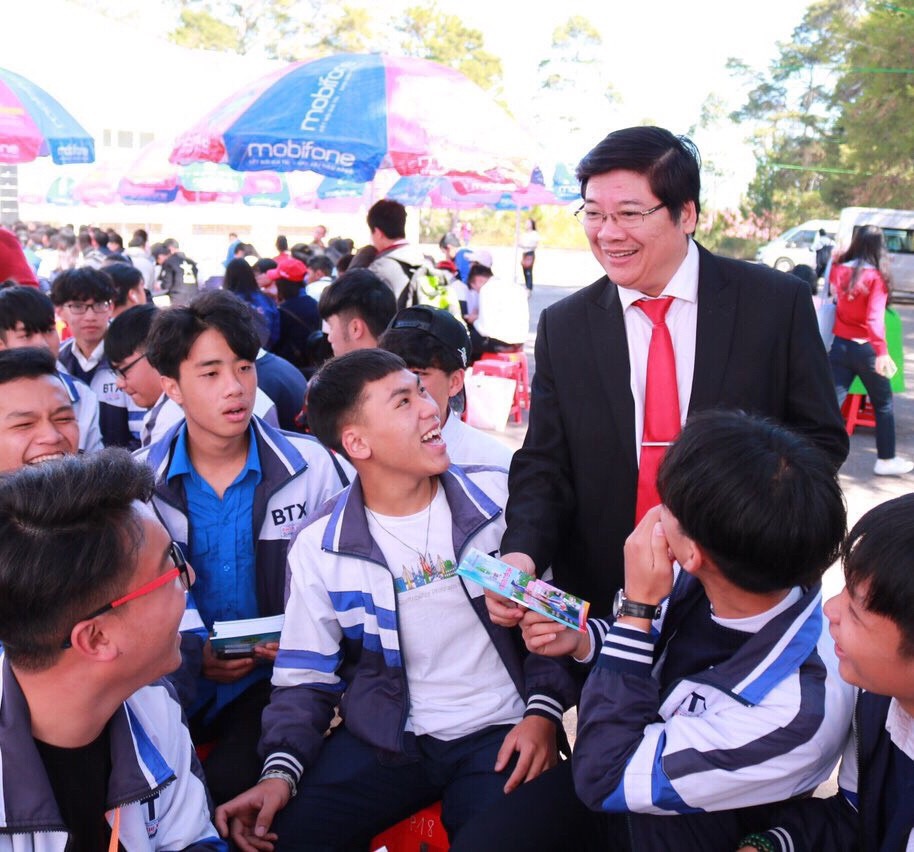 Tiến sĩ Trần Đình Lý tư vấn hướng nghiệp- tuyển sinh cho học sinh các tỉnh