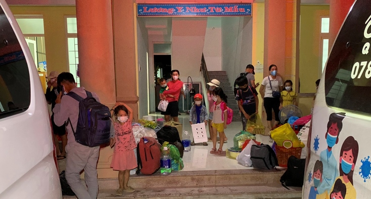 Lực lương CDC Quảng Bình đưa người dân xã Nhân Trạch đi cách ly trong đêm tối